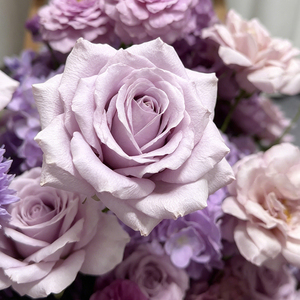 Arreglo de Flores Artificiales Promise, Mezcla de Rosas Moradas y Rosas Rosadas, Hecho a Mano, Realista, Decoración de Boda, Estilo Romántico y de Ensueño - Product Image 2