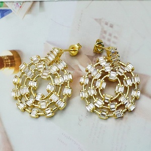 Boucles d'oreilles pendantes de luxe en zircon, plaquées or 24 carats, design ajouré vintage élégant, bijoux pour femme pour soirée - Product Image 5