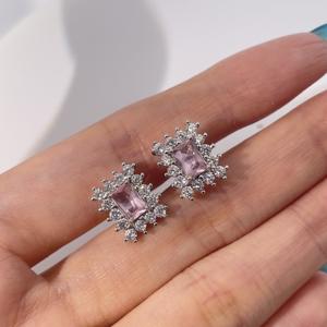 Boucles d'oreilles en laiton plaqué or Tianyu Gems avec zircon taille émeraude, boucles d'oreilles classiques luxueuses pour femmes, sertissage à griffes - Product Image 1