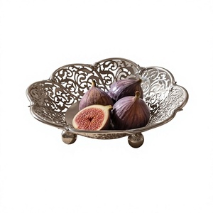 Bol à fruits secs en métal fait main, design sculpté vintage, finition argentée, base sur piédestal pour la décoration de table, bols de service, décoration de la maison - Product Image 1