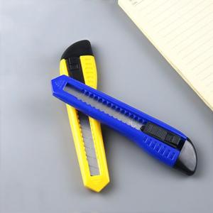 Cuchillo utilitario Chenguang de 18 mm con hoja de acero al carbono y mango de plástico amarillo para cortar papel tapiz y embalajes - Product Image 1
