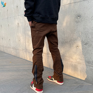 Jean slim bootcut sculpté avec coutures apparentes, rivets métalliques noirs, déstructuré, micro-évasé pour homme - Product Image 1