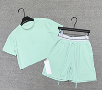 Ensemble de vêtements de sport pour femmes en 2 pièces, t-shirt à manches courtes, short au-dessus du genou, polyester respirant, spandex, impression de logo simple, disponible en été