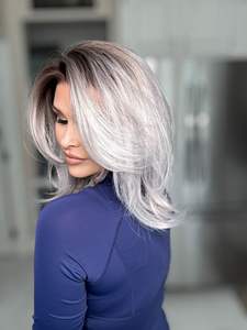 Perruque synthétique frontale 13x4 à dentelle transparente, fibre Futura naturelle, ombré gris, avec bonnet en filet ajustable – Meilleures ventes - Product Image 3