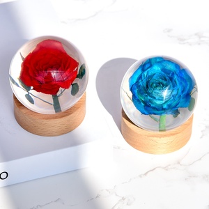 Quả cầu hoa hồng đỏ bảo quản bằng nhựa thật, hoa khô tự nhiên, đế gỗ, trang trí Giáng sinh, hoa hồng bất tử, quà tặng ngày Valentine - Product Image 1