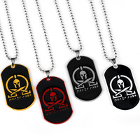 Collier et porte-clés vintage en forme de casque de guerrier avec plaque en alliage gravée, bijou multi-couleurs de style tactique à double usage, cadeau