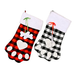 Calcetín Navideño Grande con Diseño de Cuadros Buffalo y Adornos de Huesos y Peces, Ideal para Decoración Navideña y Regalos para Mascotas - Product Image 1