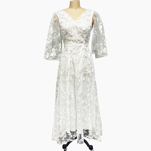 Vestido de noche blanco con cuello en V, cintura imperio, sin espalda y de encaje para bodas, banquetes, eventos y presentaciones. - Product Image 4
