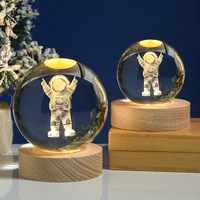 Boule de cristal 3D en gros avec base en bois LED, lampe solaire de Noël, modèle de lampe gravée au laser pour souvenirs