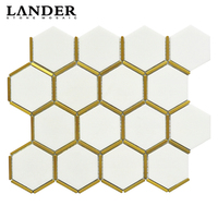 Nouvelles dalles hexagonales en laiton incrusté de marbre blanc avec mosaïque en acier inoxydable doré brossé