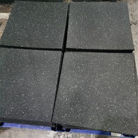 Revêtement de sol de gym en caoutchouc EPDM économique 1m x 1m avec des caractéristiques antidérapantes, résistantes à l'eau et absorbant les chocs, certifié CE