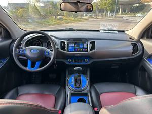 <span class=keywords><strong>Kia</strong></span> Sportage, Caja de Cambios Automática, Motor L4 de 100HP, Asientos de Cuero, Neumáticos R18, Volante a la Izquierda, con Cámara Trasera, Interior Oscuro - Product Image 3