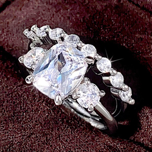 Set di Anelli Impilabili con Quattro Punte in Moissanite Simulata per Donne, Gioielli Scintillanti Abbinati per Coppie - Product Image 1