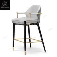 Chaise de bar en cuir de luxe avec accoudoirs, pieds en métal noir et or modernes, tabouret de comptoir élégant pour villa design