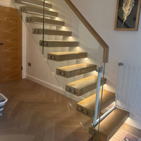 Escalier flottant moderne en bois avec marches décoratives, design international, escalier intérieur invisible en métal massif