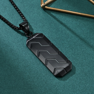 Nouveau collier tendance pour hommes européens et américains, motif hexagonal tridimensionnel en forme de pneu, style hip-hop rétro, en acier inoxydable - Product Image 3