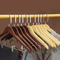 Cintres blancs personnalisés de haute qualité, cintres en bois antidérapants pour vêtements