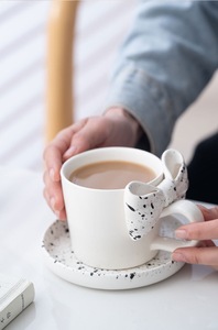 ถ้วยชาแบบมีหูจับรูปโบว์ จานรองเซรามิก ถ้วยน้ำ ขวดน้ำ แก้วกาแฟ เครื่องดื่มพอร์ซเลน ภาชนะใส่เครื่องดื่มสุดหรูสำหรับบ้าน ครัว และโต๊ะอาหาร - Product Image 2