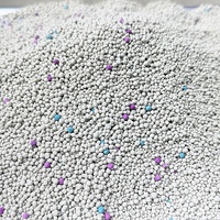 Litière pour chat en bentonite écologique, gris, à absorption rapide, avec charbon actif pour un contrôle supérieur des odeurs, jetable dans les toilettes
