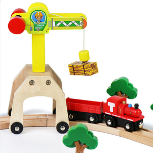 Giocattolo in Legno con Scena Ferroviaria e Gru, Treno che Si Muove su Binari in Legno, Modello KK121 100-240V - Product Image 3