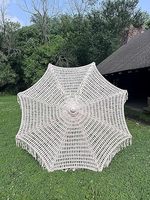 Grand parasol de plage en bois beige fait à la main de style bohème, en macramé, pour club de villégiature, patio, piscine extérieure, avec des glands