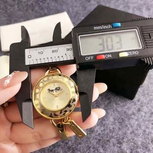Productos con logotipo personalizado, reloj de pulsera moderno para mujer con diseño de carruaje, correa dorada, esfera blanca, reloj de moda clásico para mujer - Product Image 6