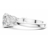 Anillo de compromiso de tres piedras con diamante cultivado en laboratorio con corte cojín, certificado IGI E VVS2, en oro macizo con diamantes de tallas baguette.