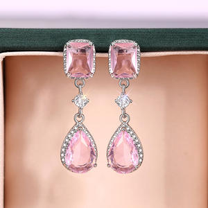 Boucles d'oreilles pendantes roses E3038 avec cristaux taillés en forme de poire et sertissage clos pour femme, style romantique, bijoux de mode pour soirée - Product Image 3