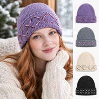 Bonnet en tricot unique avec broderie contrastante, bord côtelé, coupe-vent, en laine chaude pour les promenades en plein air et les courts séjours hivernaux