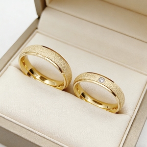 Anelli Classici per Coppie His & Hers, 1 Paio, Placcati in Oro 24K, Finitura Opaca Texturizzata, Fedi Nuziali Abbinabili, <span class=keywords><strong>Acciaio</strong></span> Inossidabile Ipoallergenico con Zirconi Cubici - Product Image 5