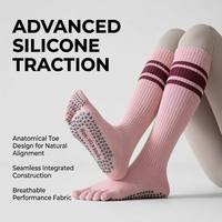 Chaussettes de yoga et de Pilates antidérapantes de luxe à cinq doigts, hautes jusqu'au genou, avec grip, pour femmes, idéales pour le studio professionnel, la barre, l'entraînement, le yoga et le Pilates