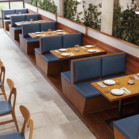 Banquette de restaurant commerciale moderne en cuir PU orange rembourrée avec tables et chaises en bois massif pour café bistro
