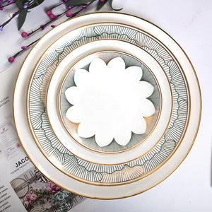 Services de table de luxe en porcelaine fine, assiettes à dîner en céramique à motif feuille de ginkgo dorée, assiettes de présentation en porcelaine, élégantes assiettes en porcelaine fine à motif végétal - Product Image 1