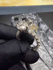 Anillo de Platino de Lujo para Mujer con Detalles de Diamantes, Diseño Contemporáneo y Elegante, Opción de Joyería Perfecta para Compromiso o Aniversario - Product Image 2