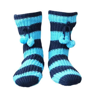 कस्टम सुपर कॉसी क्रू आकस्मिक एंटी-बैक्टीरियल लाइनिंग ब्लू और नेवी स्ट्रिप्ड विंटर क्रिसमस पॉम स्लाइपर मोजे - Product Image 1