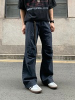 Pantalon cargo en jean gris foncé taille haute coupe droite ample pour homme, style décontracté multi-poches, idéal pour le quotidien