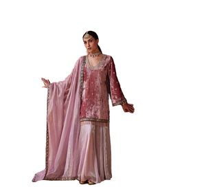 Último Diseño Moderno Indio: Traje Lehenga Kurta de Alta Costura en Terciopelo Reversible para Invierno, Estilo Bollywood, Ajuste Delgado para Bodas y Fiestas - Product Image 1