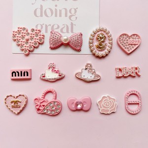 จี้ติดรองเท้าและเคสโทรศัพท์แบบเรซิ่นรูปตัวอักษรโบว์สไตล์ชานสีชมพูแบบกำหนดเอง ขายส่ง - Product Image 2