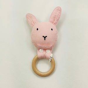 Hochet en <span class=keywords><strong>tissu</strong></span> <span class=keywords><strong>de</strong></span> lapin biologique Oem, jouet à tricoter, <span class=keywords><strong>anneau</strong></span> <span class=keywords><strong>de</strong></span> <span class=keywords><strong>dentition</strong></span> en bois, jouet à mâcher pour bébé, hochet <span class=keywords><strong>de</strong></span> <span class=keywords><strong>dentition</strong></span> - Product Image 1