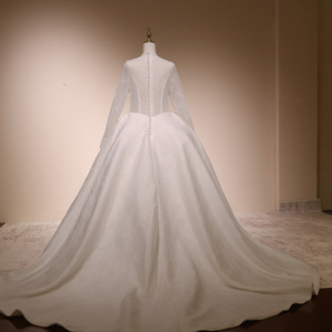 Robe de mariée élégante blanche grande taille à manches longues, col en V, haut en dentelle illusion, silhouette trapèze, traîne chapelle, sur mesure, vente en gros - Product Image 3