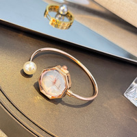 Montre élégante en nacre pour femme avec bracelet ouvert à petit cadran octogonal et bracelet en acier inoxydable à mouvement à quartz de 9mm
