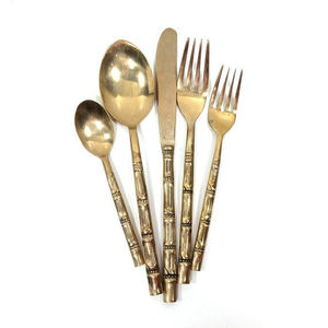 Ensemble de couverts en laiton de 5 pièces avec poignée en bambou - Product Image 1