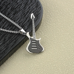 Collier pendentif guitare punk en acier inoxydable poli, cadeau pour groupe de rock et festival de musique - Product Image 4