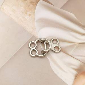 เข็มกลัดรัดเอวแบบถอดได้ ประดับคริสตัลและเพชรเทียม ทำจากโลหะผสมสังกะสี คุณภาพดี ขายส่ง - Product Image 4