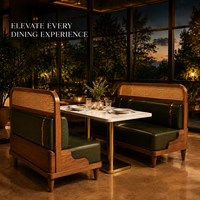 Bancs de restaurant en rotin tressé avec table en marbre et colonnes jumelles en laiton pour usage en hôtels et complexes hôteliers