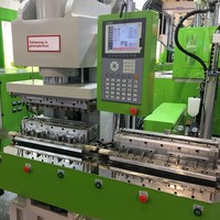 Machine de moulage par injection verticale standard de type C avec petite planche coulissante pour la production de petites séries, compatible PVC/ABS/PP