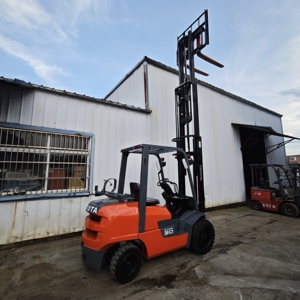 Chariot élévateur GPL Toyota d'occasion en bon état, 3 tonnes, 4,5 mètres - Product Image 4