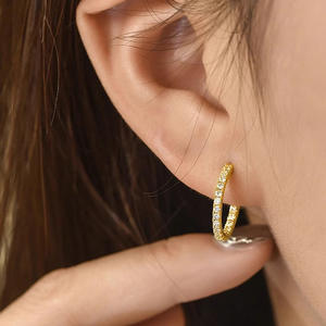 Orecchini a Cerchio Dorati con Diamanti Rotondi Incastonati a Canale, Placcati in Oro 18K, Gioielli Raffinati da Donna per Uso Quotidiano - Product Image 3