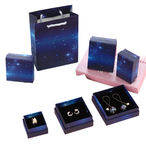 Boîte cadeau en carton bleu foncé carrée pour bijoux, avec insert en mousse noire, pour boucles d'oreilles, vente en gros - Product Image 1