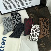 Vente en gros Street Trending Full Print Chaussettes léopard Motif guépard Femmes Chaussettes en coton Crew Spot Dot